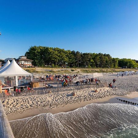 Kranichtanz An Der Seebruecke Zingst Dış mekan fotoğraf